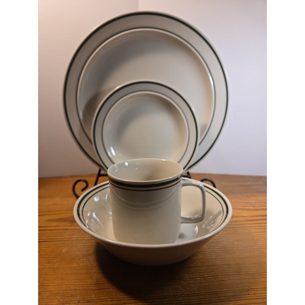 Hunter Green Stoneware Made in China 16-pc set; service for 4